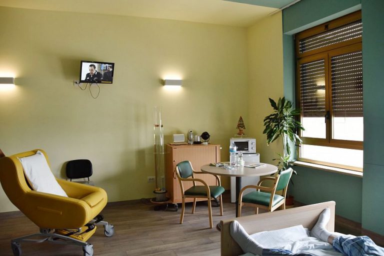 “La delirium room: un’assistenza infermieristica a suoni e colori.” Focus sull’U.O. di Geriatria del P.O. San Donato di Arezzo